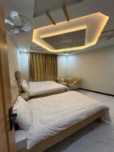 Ένα ή περισσότερα κρεβάτια σε δωμάτιο στο Askari Lodges Murree +7 φωτογραφίες