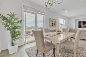 uma sala de jantar com mesa e cadeiras e uma sala de jantar com vista em Lakeview at Prairie Pointe em Winnipeg