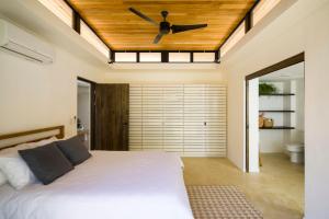 a bedroom with a bed and a ceiling fan at Nalu Nosara Pool Villa Jardin in Nosara