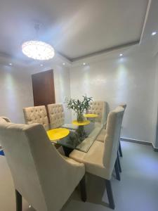 Posezení v ubytování Lovely apartment with a pool