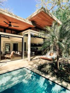 Swimmingpoolen hos eller tæt på Nalu Nosara Pool Villa Mar