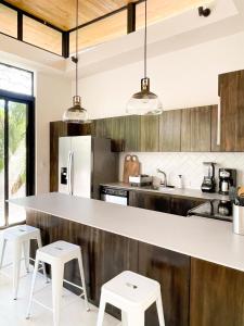 Køkken eller tekøkken på Nalu Nosara Pool Villa Mar