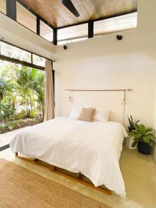 En eller flere senge i et værelse på Nalu Nosara Pool Villa Mar