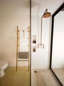 Et badeværelse på Nalu Nosara Pool Villa Mar + 2 billeder