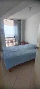 een slaapkamer met een bed met uitzicht op de oceaan bij Departamento en Playa Pulpos - 2 habitaciones - Piscina compartida in Arica