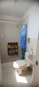 een kleine badkamer met toilet en wastafel bij Departamento en Playa Pulpos - 2 habitaciones - Piscina compartida in Arica