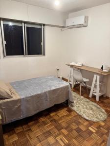 Ένα ή περισσότερα κρεβάτια σε δωμάτιο στο Habitación con baño privado en Punta carretas +12 φωτογραφίες