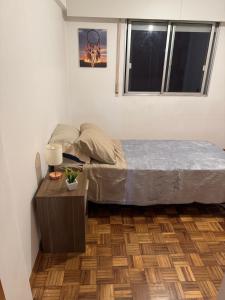 Ένα ή περισσότερα κρεβάτια σε δωμάτιο στο Habitación con baño privado en Punta carretas