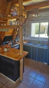 Cabañas Mateo في فيلا بيهوينيا: مطبخ مع دواليب زرقاء ومغسلة وموقد