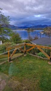 Cabañas Mateo في فيلا بيهوينيا: جسر خشبي فوق جزء من الماء