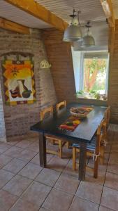 Cabañas Mateo في فيلا بيهوينيا: غرفة طعام مع طاولة وكراسي خشبية