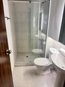 Ayenda Isla de Manga في كارتاهينا دي اندياس: حمام مع دش ومرحاض ومغسلة