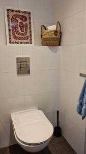 baño con aseo y cesta en la pared en Milan Farm Chalet cozy, en Milán