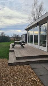 un patio con mesa de picnic y un edificio en Milan Farm Chalet cozy, en Milán 3 fotos más