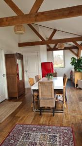 Un comedor con una mesa y sillas blancas. en Milan Farm Chalet cozy, en Milán