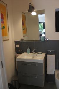 um banheiro com uma pia e um espelho em Nel Giardino degli Agrumi em Palermo