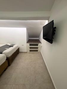 Ayenda Isla de Manga في كارتاهينا دي اندياس: غرفة صغيرة بسريرين وتلفزيون بشاشة مسطحة