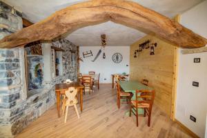 Agriturismo La Cascina B&B في سان فيديل إنتيلفي: غرفة طعام مع طاولة وكراسي وجدار حجري +53 صورة
