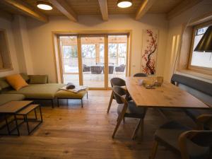 Χώρος καθιστικού στο Designchalets Falkertsee