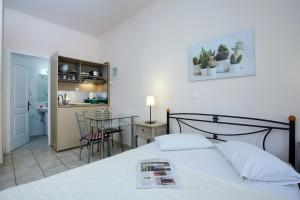 En eller flere senge i et værelse på Avra apartments + 73 billeder