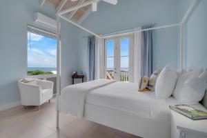 Ένα ή περισσότερα κρεβάτια σε δωμάτιο στο Charming Villa 360 with Ocean Views and Hot Tub