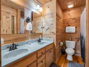 Ένα μπάνιο στο Cozy Carolina Private Cabin With Firepit +32 φωτογραφίες