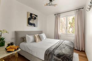 a bedroom with a large bed and a window at Villa Melody by Aura Luxury Collection in Molino Nuovo