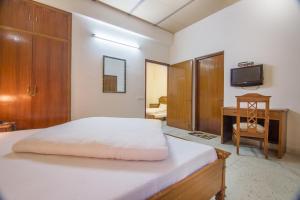 Postel nebo postele na pokoji v ubytování Hotel Bhakti Dhama