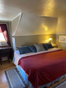 een slaapkamer met een groot bed in een kamer bij The Desert Farm in Escalante