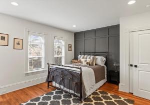 Ένα ή περισσότερα κρεβάτια σε δωμάτιο στο Downtown Lancaster 3BR Free Parking and Private Sauna