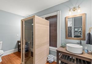 Ένα μπάνιο στο Downtown Lancaster 3BR Free Parking and Private Sauna