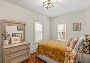 Ένα ή περισσότερα κρεβάτια σε δωμάτιο στο Downtown Lancaster 3BR Free Parking and Private Sauna