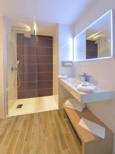 Ванная комната в Kyriad Montpellier Est - Lunel