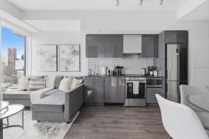 Кухня или мини-кухня в Urban Oasis Steps from Yonge & Dundas Square
