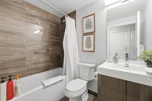 Ванная комната в Urban Oasis Steps from Yonge & Dundas Square