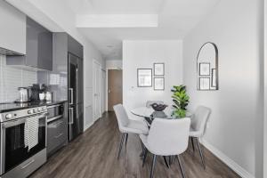 Кухня или мини-кухня в Urban Oasis Steps from Yonge & Dundas Square
