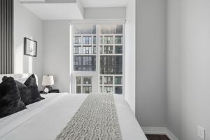 Кровать или кровати в номере Urban Oasis Steps from Yonge & Dundas Square
