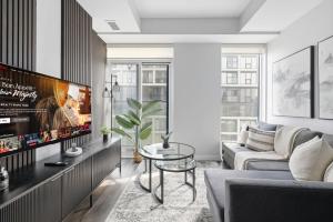 Телевизор и/или развлекательный центр в Urban Oasis Steps from Yonge & Dundas Square +16 фотографий