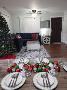 Χώρος καθιστικού στο Discover the magic in every season! 2 bedroom condo, full kitchen