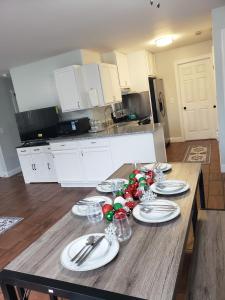 Η κουζίνα ή μικρή κουζίνα στο Discover the magic in every season! 2 bedroom condo, full kitchen