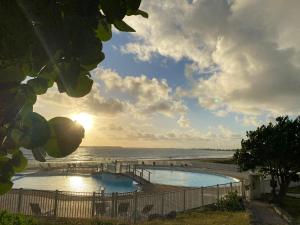 Πισίνα στο ή κοντά στο Sunset View & Ocean Breeze