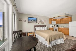 Η κουζίνα ή μικρή κουζίνα στο Ground Floor Fireplace Studio - Ocean View & Beach Access - Pool and Hot Tub