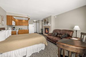 Η κουζίνα ή μικρή κουζίνα στο Ground Floor Fireplace Studio - Ocean View & Beach Access - Pool and Hot Tub