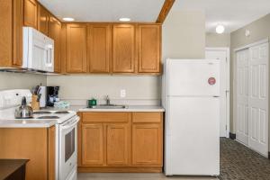 Η κουζίνα ή μικρή κουζίνα στο Ground Floor Fireplace Studio - Ocean View & Beach Access - Pool and Hot Tub +25 φωτογραφίες