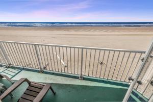 Μπαλκόνι ή βεράντα στο Ground Floor Fireplace Studio - Ocean View & Beach Access - Pool and Hot Tub