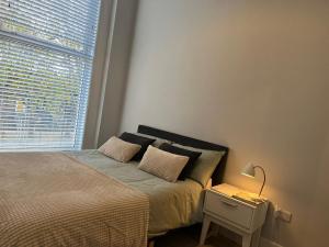 Ένα ή περισσότερα κρεβάτια σε δωμάτιο στο Lury's Studio Apartment +19 φωτογραφίες