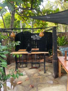 Kwa Nzeu في شاطئ دياني: طاولة نزهة تحت خيمة في حديقة