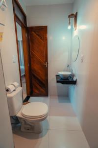 een badkamer met toilet en wastafel bij Hotel Via Do Sol Eco Chalés in Trairi +27 foto's