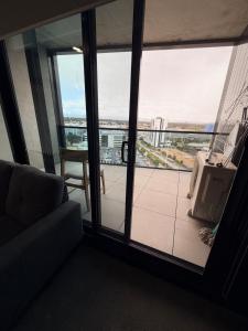Μπαλκόνι ή βεράντα στο Belconnen Sky Luxe Apartment Free Parking