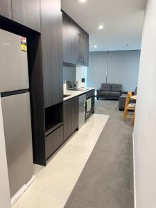 Η κουζίνα ή μικρή κουζίνα στο Belconnen Sky Luxe Apartment Free Parking
